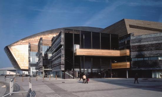 Kupfer, Schiefer, Holz und Glas prägen von außen das Opernhaus von Cardiff.