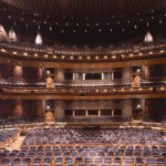 Von 1 800 Plätzen aus kann man Musicals, Opern und Ballettaufführungen sehen. Bilder: AHEC