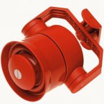 Digi-Corner in Rot: Der akustische Signalgeber für Brandmeldesysteme ermöglicht eine optimale Schallabdeckung.