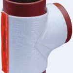 Diese kombinierte Brand- und Schallschutzmanschette für Abwasserleitungen aus Gusseisen oder Stahl kann auch bei Abzweigen innerhalb des Bauteils eingesetzt werden. Bild: E. Missel GmbH & Co.