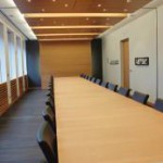 Konferenzräume können ohne schallabsorbierende Materialien kaum geplant werden.