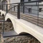 Geschliffene Sichtbeton-Brücke zum Schloss Großkmehlen bei Dresden