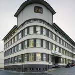 Ruhige und klar proportionierte Industriearchitektur aus der Bauhaus-Zeit.