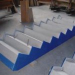 Treppenlauf mit beidseitig angebrachten Fugenplatten bei der Anlieferung.