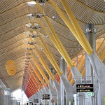 Klar und hell präsentiert sich das Terminal unter geschwungenen Holzdecken.