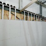 Trockenbau-Ständerwand mit montierten Heizelementen vor dem Verspachteln. Bild: Rehau