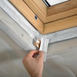 Für den sicheren Dachfensteranschluss an die Dampfbremsstreifen eignet sich ein vorgefaltetes Klebeband.