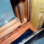 Ein mangelhafter Anschluss der Dampfbremsbahn ans Dachfenster kann Bau- und Schimmelschäden auslösen. Bilder: Siga