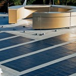 In einer späten Bauphase entschied sich der Bauherr dafür, auf dem Dach des Showrooms eine Photovoltaik-Anlage zu installieren.