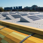 Auf einer Gesamtfläche von 1 404 m² installierte man auf 14 Sheds eine dachintegrierte Photovoltaik-Anlage.