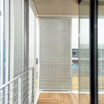 Die Metallschiebeläden sorgen für Tageslichteinfall auf den Balkonen und in den Büros.