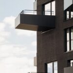 Dunkle Fassade mit auskragenden Stahlbalkonen am Wohnturm »Pepper« in Amsterdam von Elephant