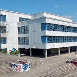 Blick auf ein Gebäude des weitläufigen Schulkomplexes. Bilder: Armstrong Building Products