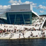 Eins der größten kulturellen Gebäude Norwegens ist das neue Opernhaus, in der Form einem treibenden Eisberg nachempfunden. Bild: Snøhetta