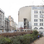 Baulücke im Zentrum von Paris, in der ein Gebäude in Holzbauweise errichtet wird