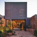Aufstockung eines Einfamilienhauses in Melbourne mit Faserzement-Fassade