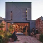 Aufstockung eines Einfamilienhauses in Melbourne mit Faserzement-Fassade