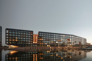 Wohngebäude Jonas' von Orange Architects am Hafen von IJburg