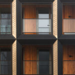 Balkone am Wohngebäude Jonas' von Orange Architects