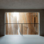 Galerie mit Ausblick im Wohngebäude Jonas' von Orange Architects