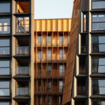Innenhof mit Holzfassade am Wohngebäude Jonas' von Orange Architects