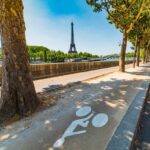 Fahrradweg am Pariser Seine-Ufer mit Eiffelturm im Hintergrund