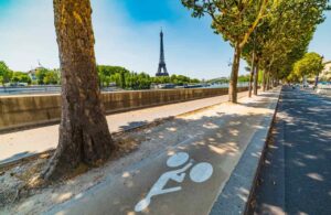 Fahrradweg am Pariser Seine-Ufer mit Eiffelturm im Hintergrund