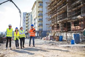 Bauwirtschaft: Baustelle mit Wohnhäusern