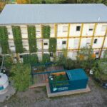 Forschungsprojekt in Stuttgart: Wohncontainer mit Retentionszisterne, Vertikalbegrünungselementen sowie einem bepflanzten Bodenfilter.
