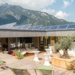 Die Photovoltaikanlage auf dem Dach und eine Solarthermieanlage an der Fassade ermöglichen in Kombination mit den entsprechenden Energiespeichern Autarkiegrade über 70 Prozent in der Wärme- und Stromversorgung. Bild: Aromapflege
