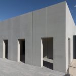 Der BUGA-Seminarpavillon von Joos Keller besteht aus modularen Sichtbeton-Fertigteilen und kann vollständig ab- und an anderem Ort wieder aufgebaut werden. Bild: BetonBild/Artismedia