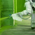 Roboter führt Malerarbeiten aus und beschicktet 3D-gedruckte Innenwand mit grüner Farbe