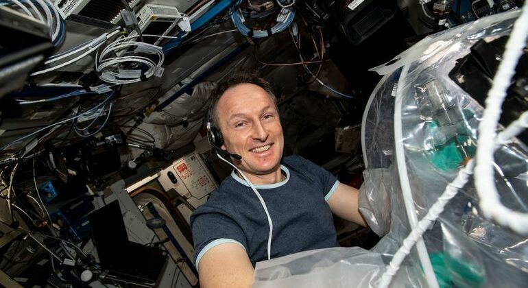 Astronaut Matthias Maurer mischt Beton im All