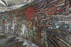 Mosaik an der Wand des Buzludzha-Monuments.