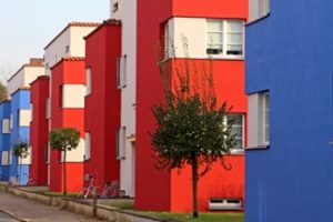 Die beeindruckende und farbenfrohe Siedlung „Italienischer Garten“ von Otto Haesler ist Teil jeder Bauhaus-Architektur-Führung in Celle. Bild: CTM GmbH / Klaus Lohmann.