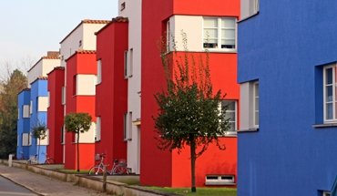 Die beeindruckende und farbenfrohe Siedlung „Italienischer Garten“ von Otto Haesler ist Teil jeder Bauhaus-Architektur-Führung in Celle. Bild: CTM GmbH / Klaus Lohmann.