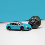 Farbton-Scanner Color Diamond mini neben himmelblauem Spielzeug-Porsche-Cabrio