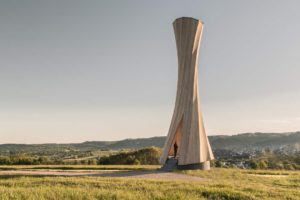 In sich gedrehter Holzturm, auf der Shortlist zum DAM Preis 2021
