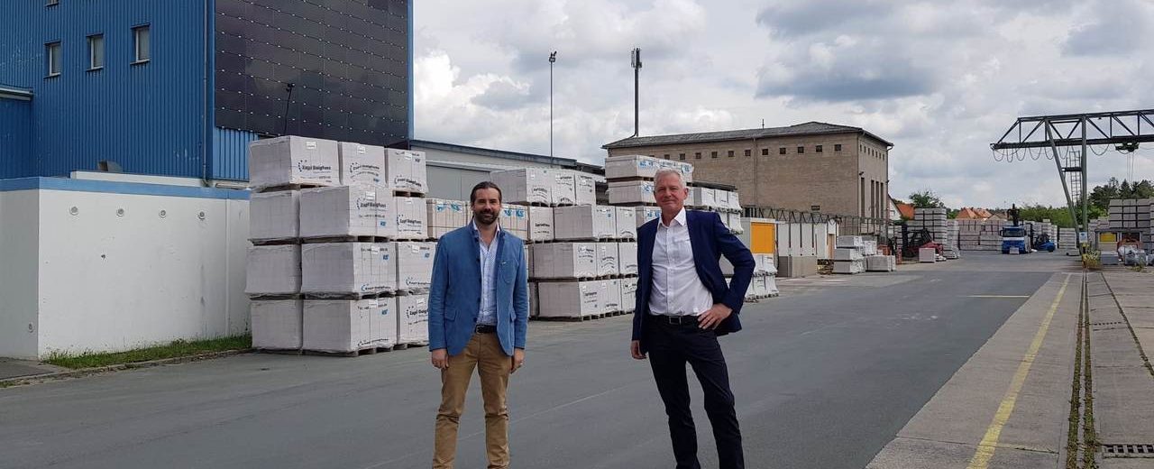 Sebastian Körber und Dr. Hannes Zapf beim Mauerstein-Hersteller Zapfwerke in Schwaig bei Nürnberg