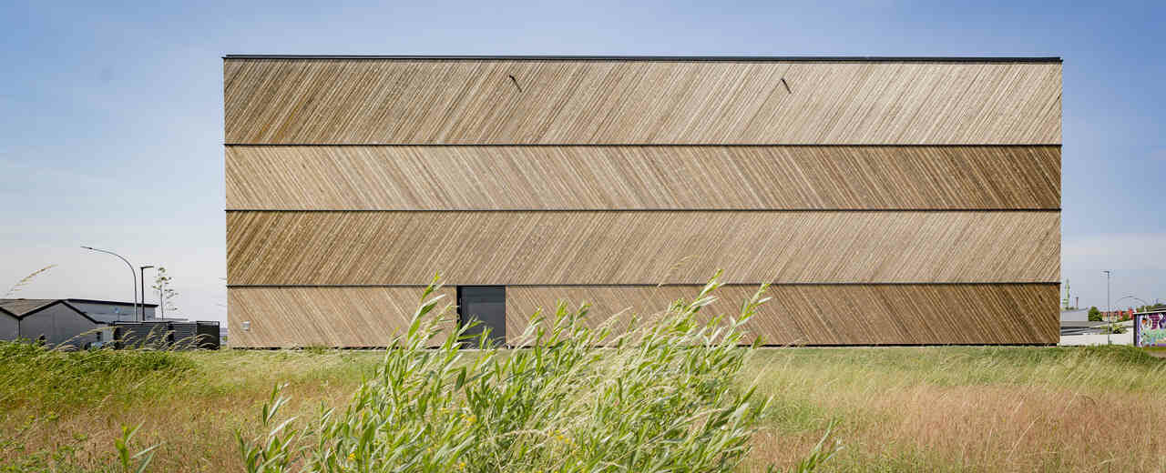 Depotgebäude für das Deutsche Schifffahrtsmuseum mit Holzfassade aus Kebony-Holz