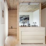 Badezimmer mit heller Oberfläche aus italienischem Travertin