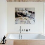 Badezimmer mit heller Oberfläche aus italienischem Travertin