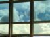 Visueller Vergleich zwischen elektrochromem Fensterglas im nicht-geschalteten und geschalteten Zustand