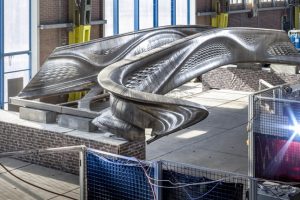 An einem der ältesten Kanäle in Amsterdam ensteht bis Ende 2019 die weltweit erste komplett im 3D-Druckverfahren gefertigte Brücke aus Edelstahl