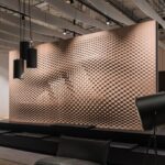 Formfeld-Raumteiler aus Buchenholz mit organisch geformter Oberfläche