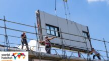 Serielle Sanierung mit Energiesprong: hochgedämmtes Fassadenelement