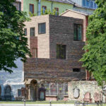 Kubischer Backsteinbau am Peterskirchhof in Frankfurt am Main von NKBAK
