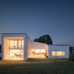 Wohnhaus am Abend von Juri Troy Architects - Gewinner beim Internorm-Architekturwettbewerb