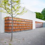 Eingeschobene Holzkuben am Johannes-Rau-Zentrum der Bergischen Universität Wuppertal (BUW)