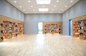 Bücherregale im Johannes-Rau-Zentrum der Bergischen Universität Wuppertal (BUW)